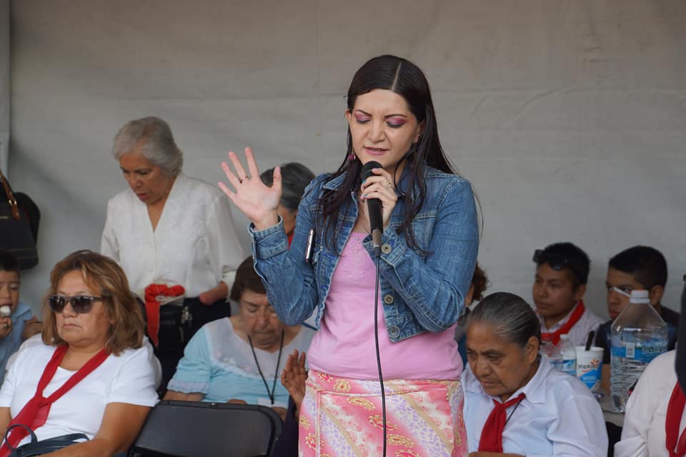 Jóvenes uniendo fuerzas en oración